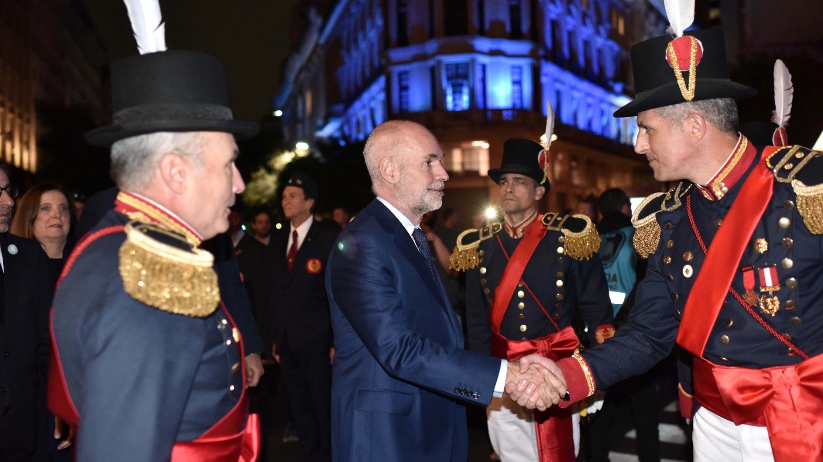 Rodríguez Larreta asistió al relevo de Guardia del Cabildo a cargo del Regimiento de los Patricios, en el marco de la Semana de la Revolución de Mayo