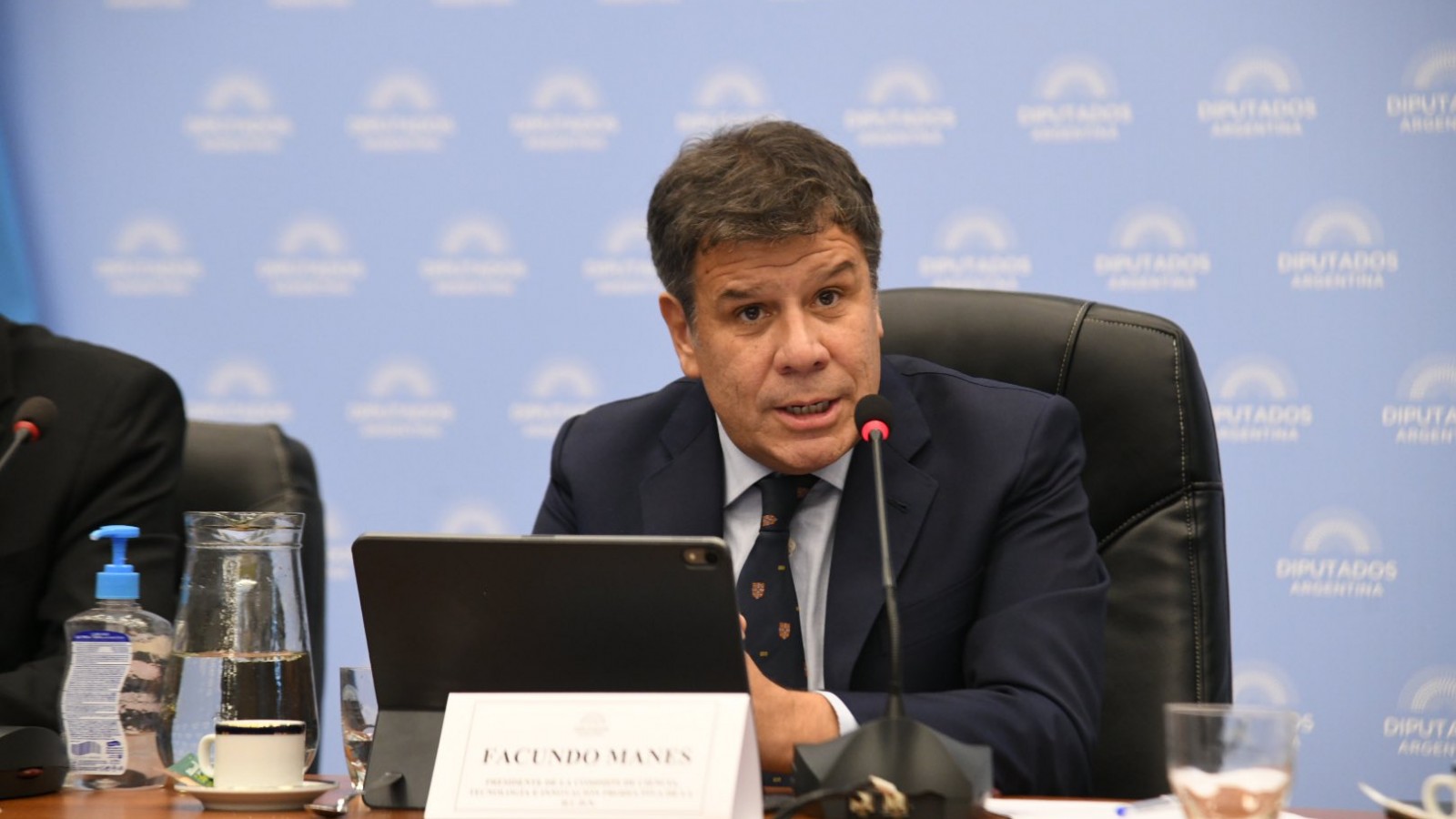 Manes criticó el gobierno de Macri y afirmó que "el radicalismo no puede ser furgón de cola del PRO"