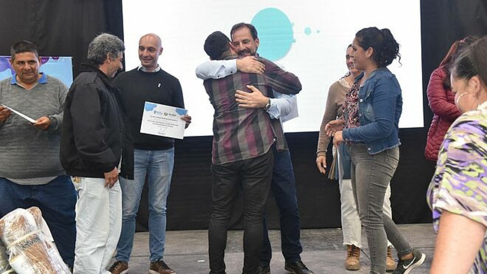 Escobar Emprende: Ariel Sujarchuk entregó 600 kits de herramientas a emprendedores y emprendedoras locales