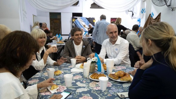 Rodríguez Larreta visitó un centro de jubilados en Liniers y se reunió con vecinos de Mataderos