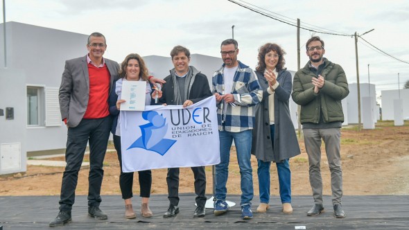 Kicillof y Simone entregaron 22 viviendas para familias de Rauch