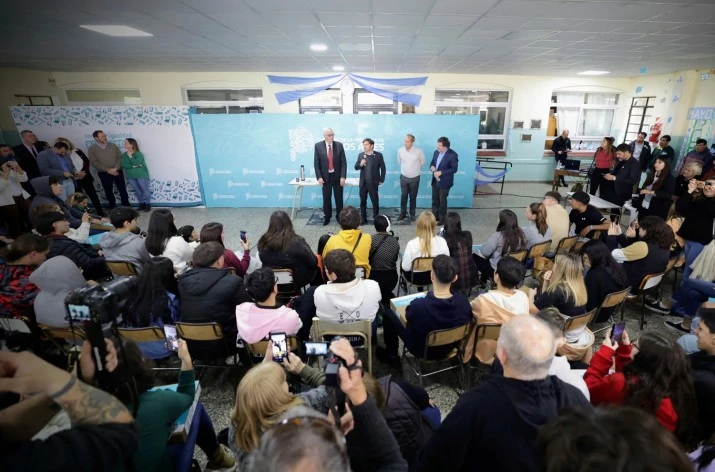 Kicillof inauguró un edificio escolar y entregó computadoras a estudiantes de General Belgrano