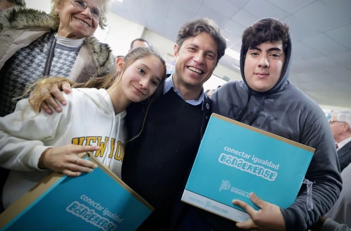 Kicillof inauguró un edificio escolar y entregó computadoras a estudiantes de General Belgrano