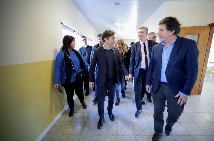 Kicillof inauguró un edificio escolar y entregó computadoras a estudiantes de General Belgrano