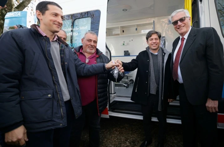 Kicillof inauguró un edificio escolar y entregó computadoras a estudiantes de General Belgrano