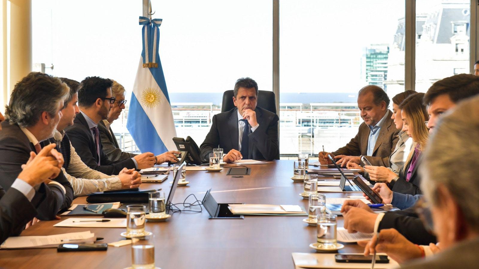 Tras regresar de China, Massa analizó nuevas medidas económicas junto a su equipo