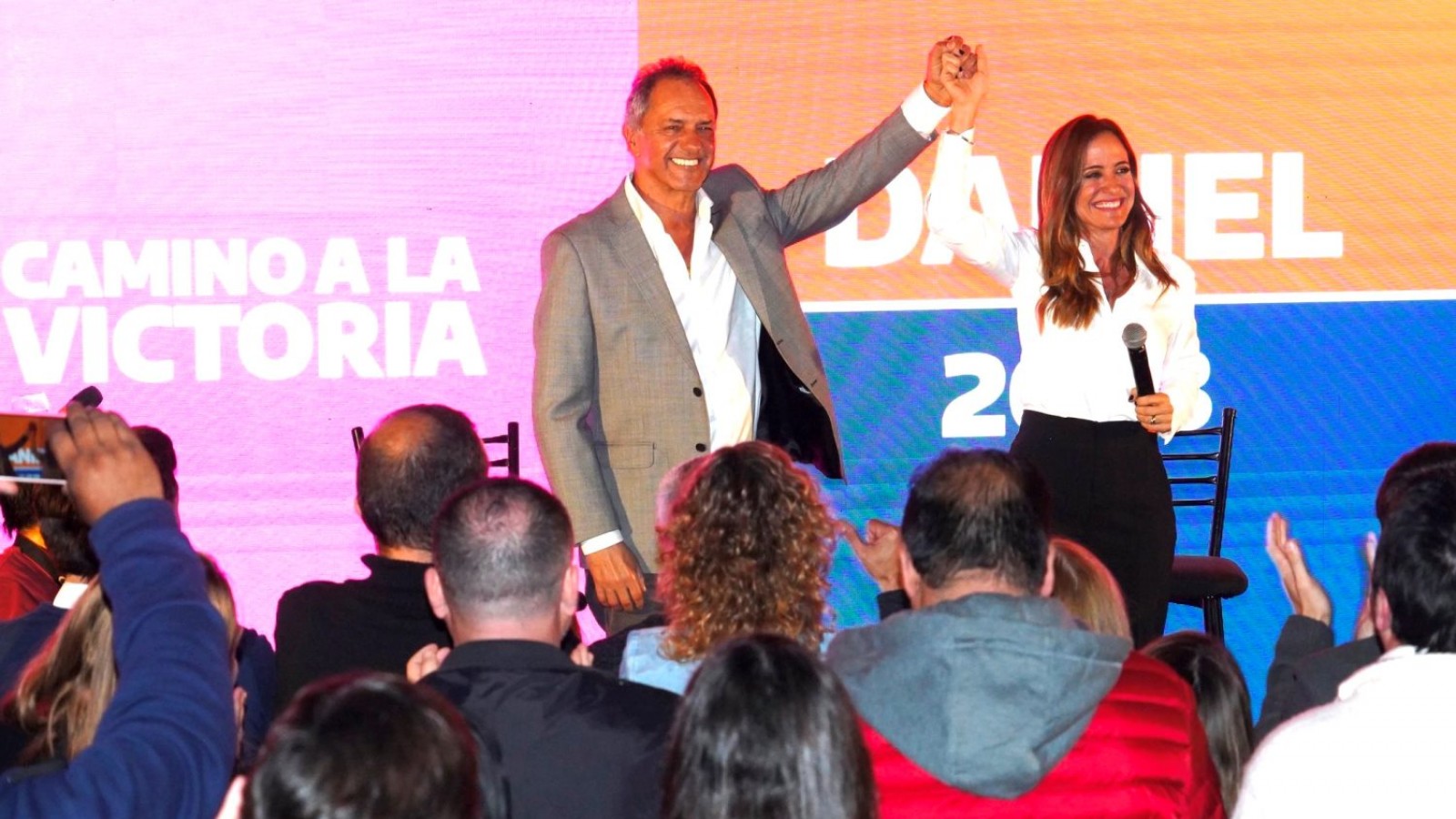 Scioli y Tolosa Paz encabezaron plenario en el conurbano y abogaron por "crecimiento y la inversión"