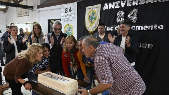 Con música, alegría y baile, Julio Zamora participó del 84° aniversario de la Sociedad Fomento Dique Luján