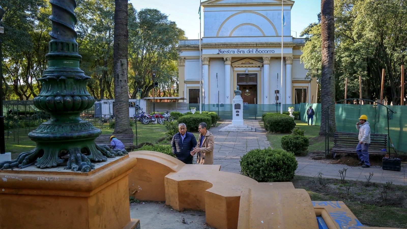 El Intendente Cecilio Salazar visitó la nueva etapa de remodelación de la Plaza Constitución