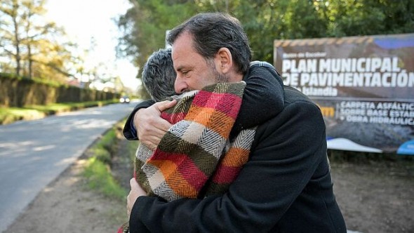 Ariel Sujarchuk supervisó la pavimentación de la calle Islandia y la puesta en valor del Parque Papa Francisco