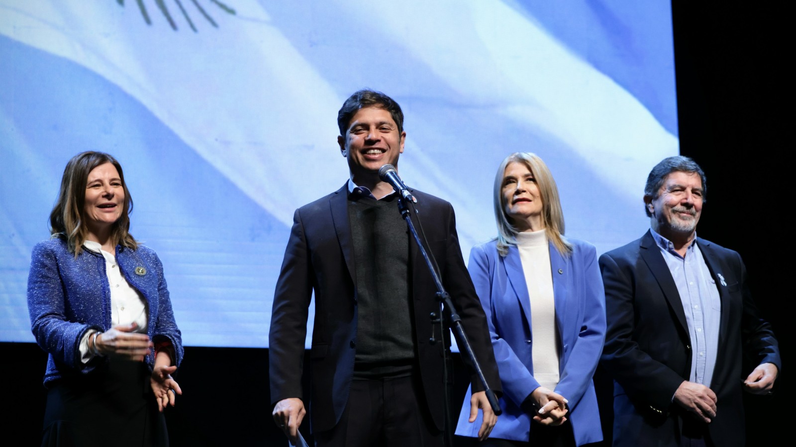Kicillof encabezó la ceremonia de promesa a la Bandera Nacional de estudiantes bonaerenses
