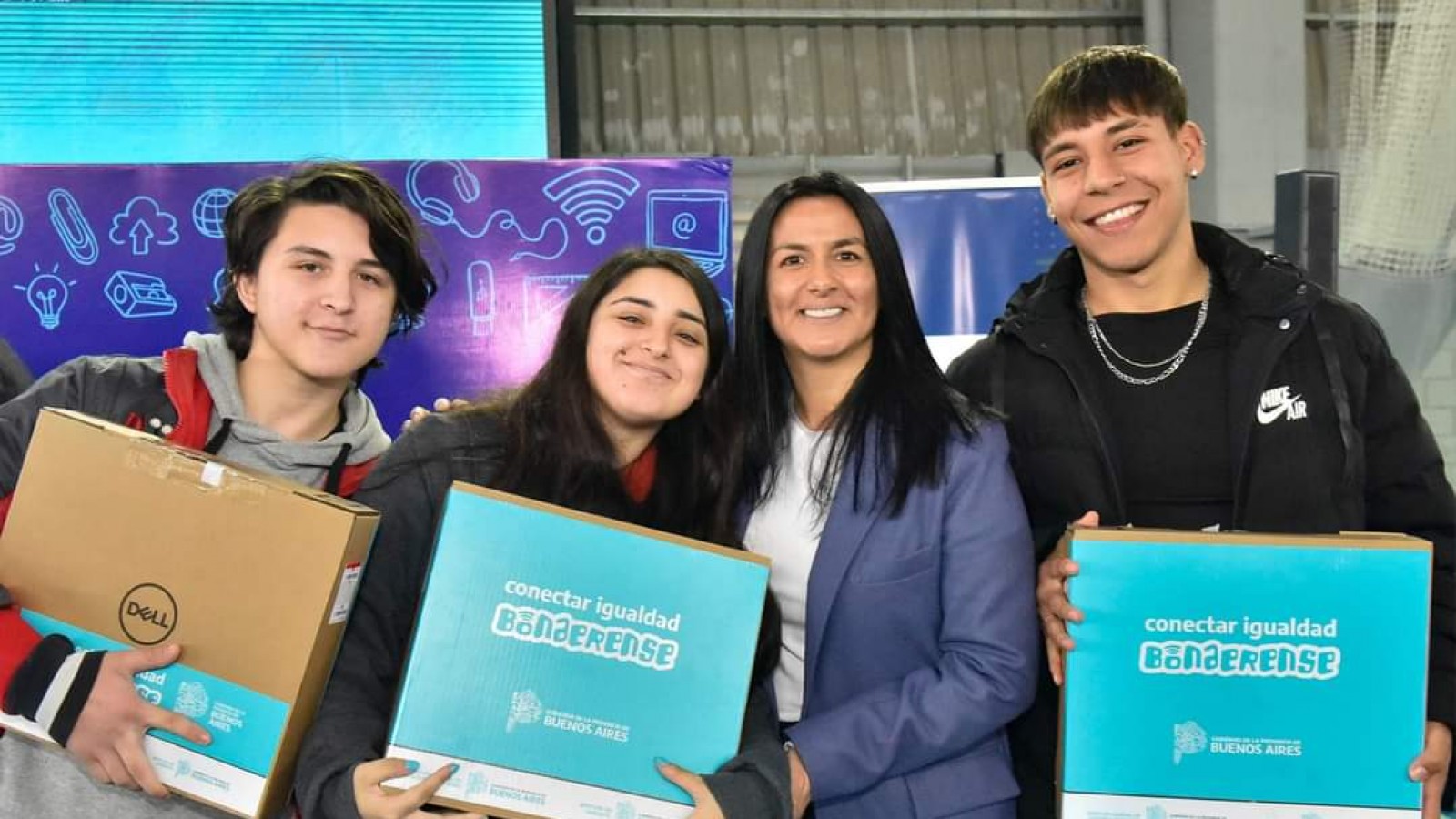 Noe Correa entregó 470 netbooks del Programa "Conectar Igualdad"