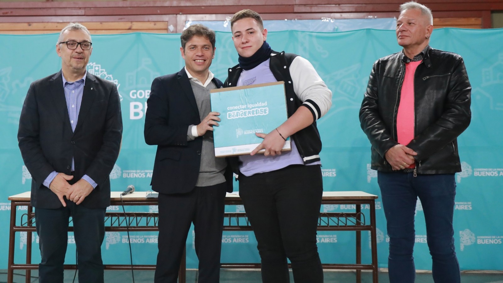 Kicillof entregó computadoras a estudiantes de San Isidro