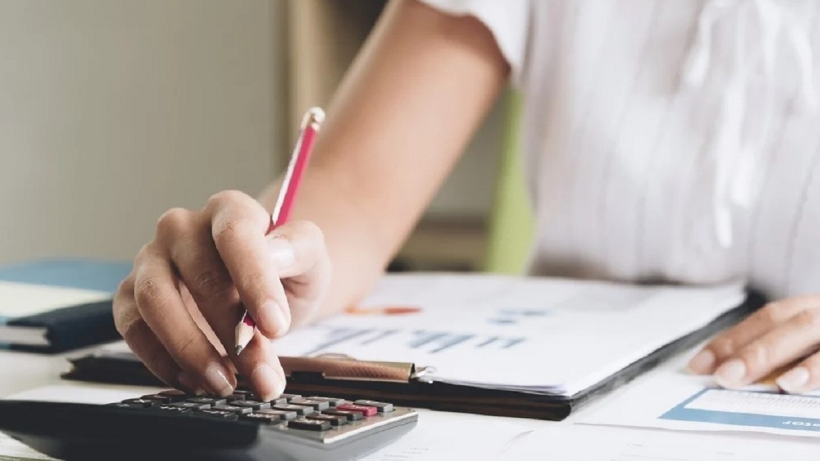 Tarifas: Aseguran que una familia de clase media ya gasta más de $100.000 por mes en pagar servicios públicos