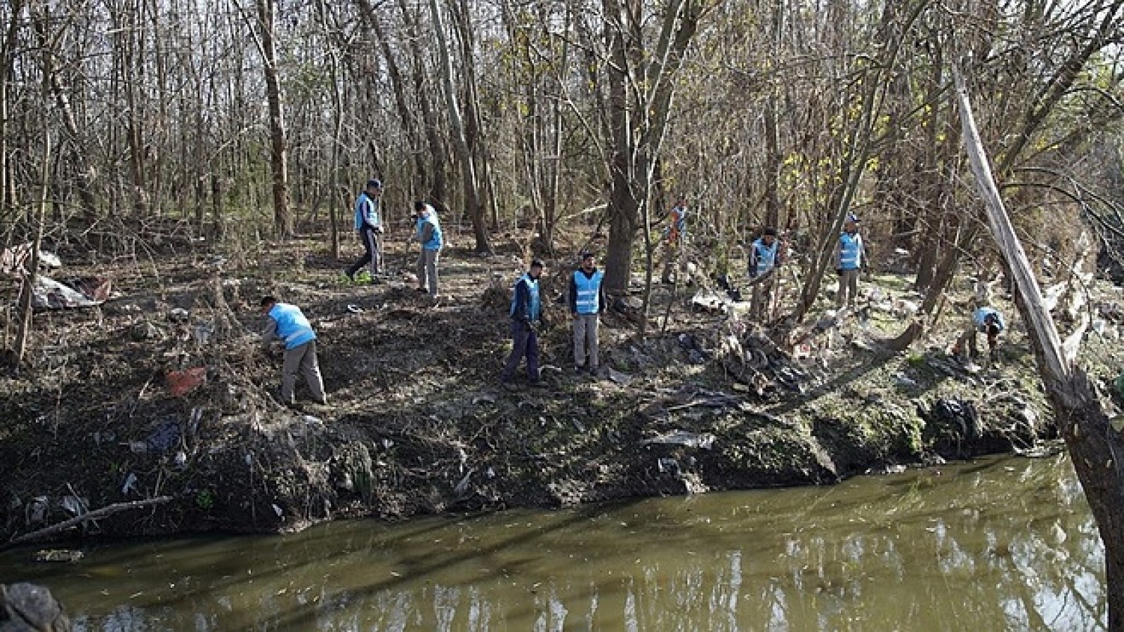 Frente a posibles lluvias, la Municipalidad profundiza los trabajos de limpieza en el arroyo Escobar