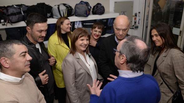 De campaña para las PASO Patricia Bullrich visitó Quilmes y habló con vecinos sobre inseguridad