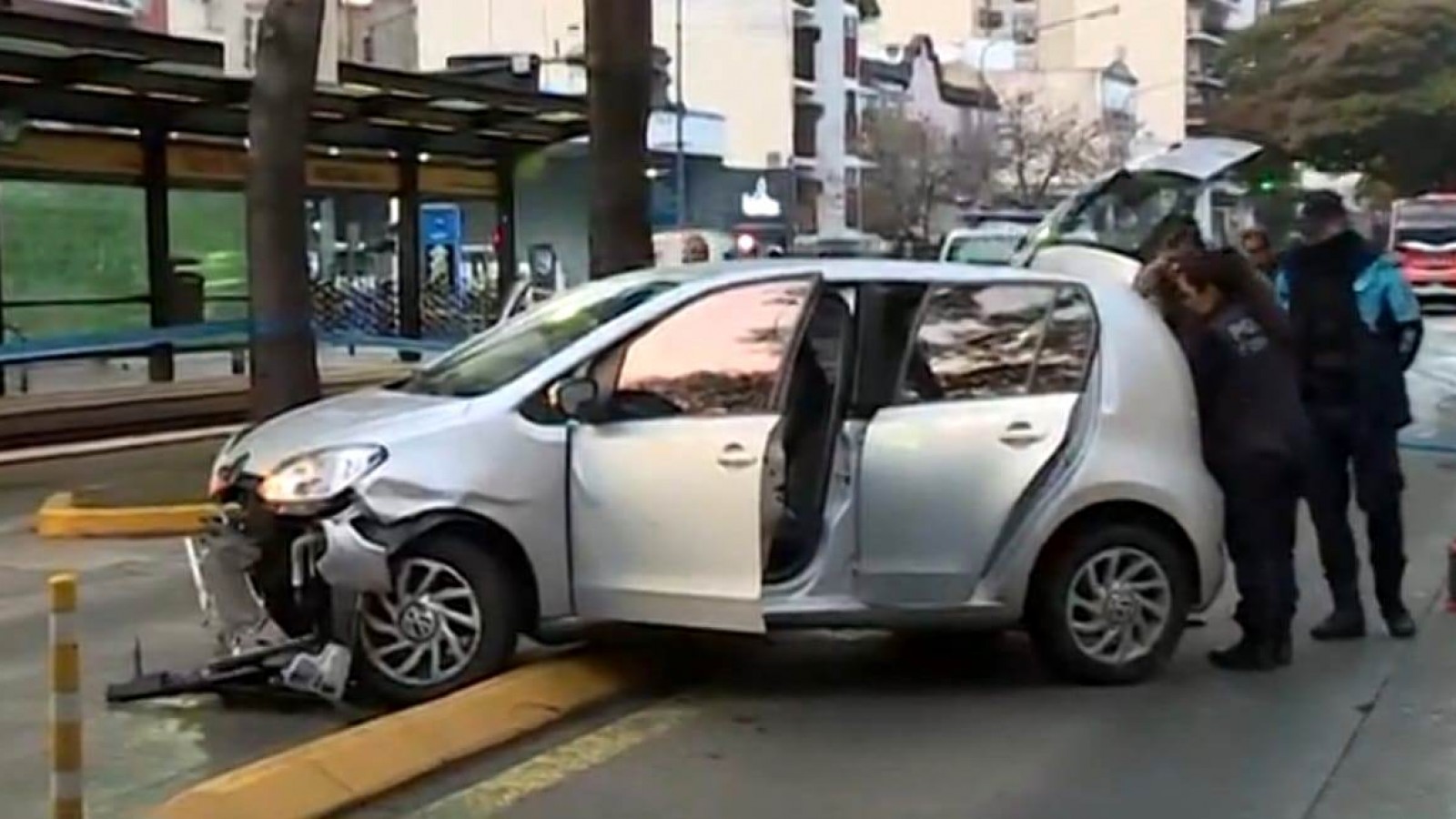 Dos adolescente aprehendidos tras persecución y choque contra el Metrobús de Vicente López