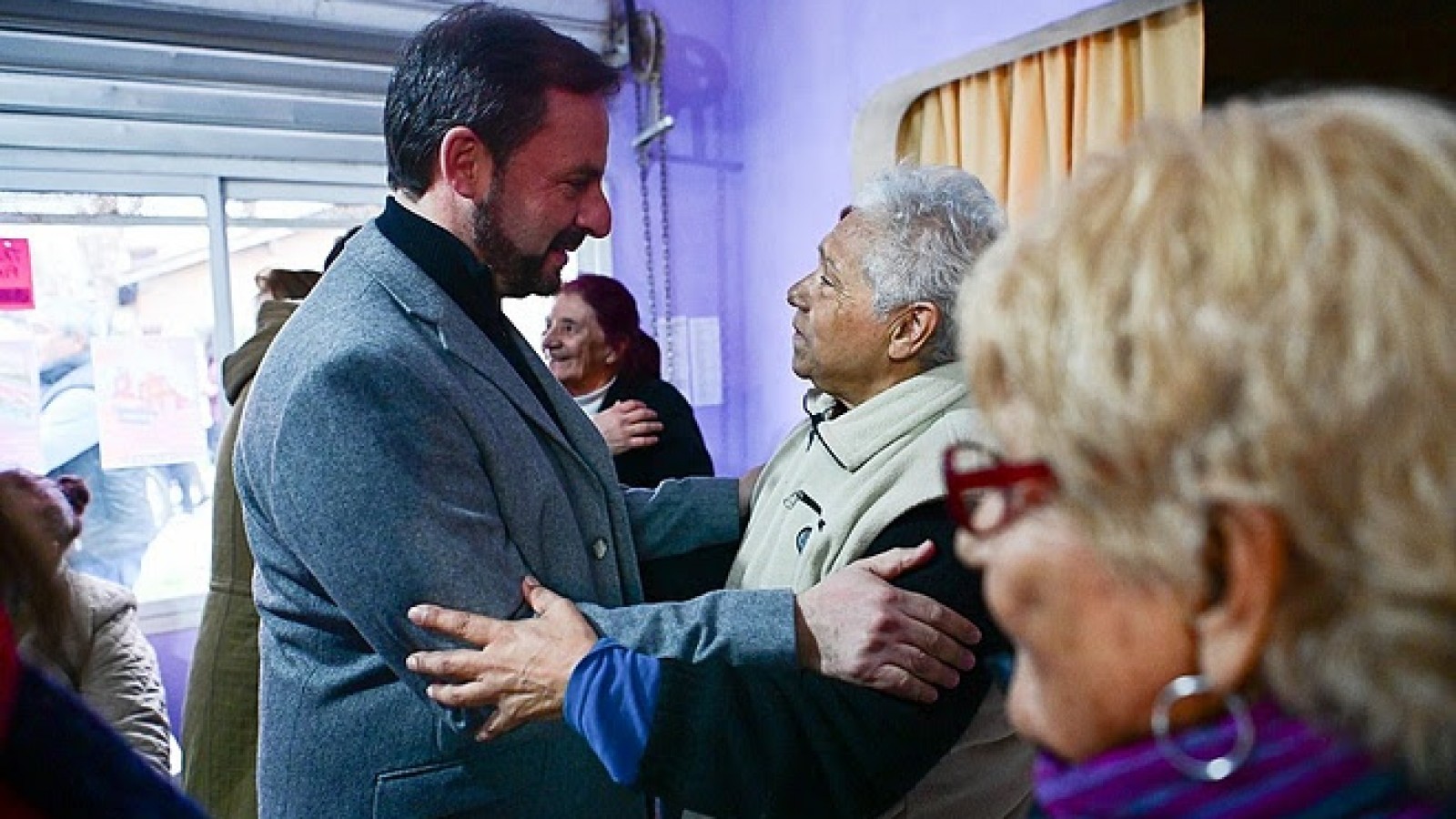 Ariel Sujarchuk recorrió obras de pavimentación y un centro de jubilados en el barrio Lambaré