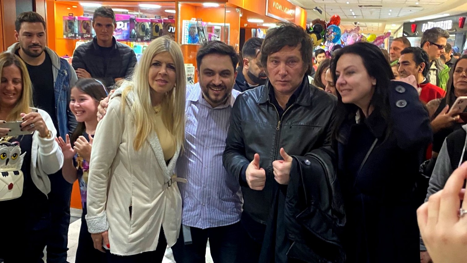 Milei recorrió junto a Marra el shopping de Devoto y remarcó: "Queremos un país y ciudad liberal"