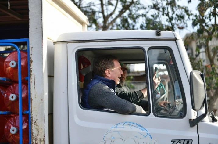 Santilli viajó en tren de madrugada, recorrió guardias de hospitales y pronosticó un triunfo "contundente"