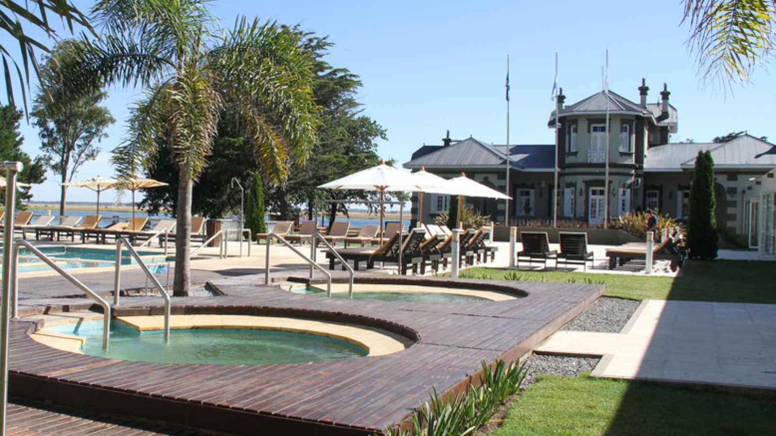 Termas Buenos Aires: Dos destinos antiestrés de médanos y campos