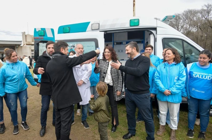 Kicillof recorrió la fábrica láctea de la Escuela Secundaria Agraria N°1 de Florentino Ameghino