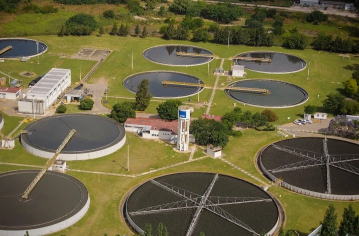 AySA y FAUBA pusieron en marcha la primera planta de tratamiento del líquido cloacal con microalgas