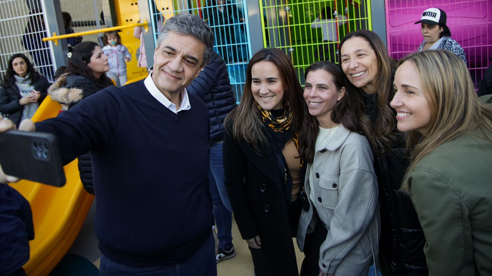 Jorge Macri y Clara Muzzio visitaron el nuevo patio de juegos de la Plaza de los Colegiales
