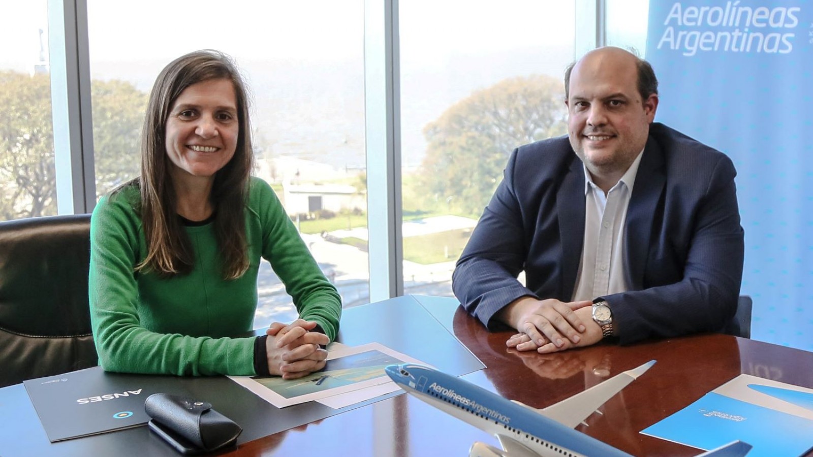 Aerolíneas Argentinas y Anses firman convenio para descuento del 20% a jubilados y pensionados