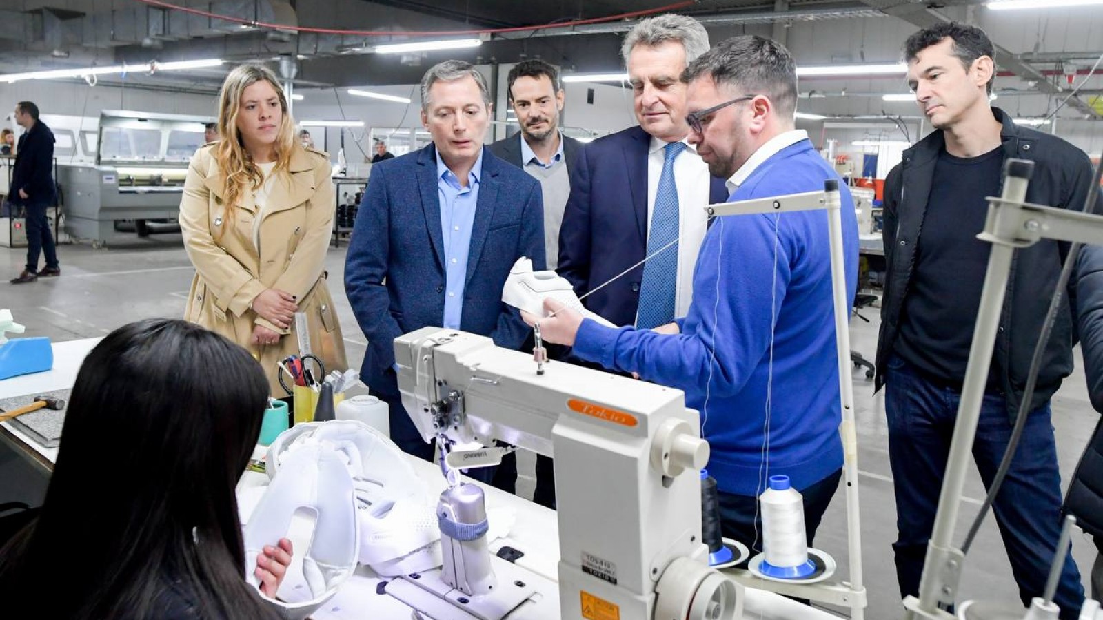 Agustín Rossi visitó Kioshi, una fábrica de zapatillas que cerró durante el macrismo logró reabrir hace un año