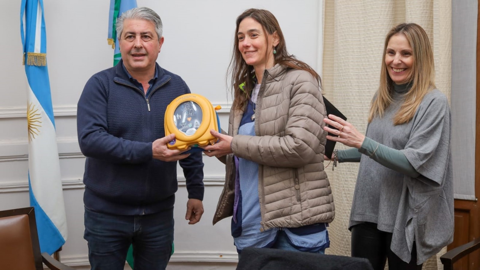 Martínez entregó 4 desfibriladores que se suman a la red de dispositivos ya existente en Pergamino