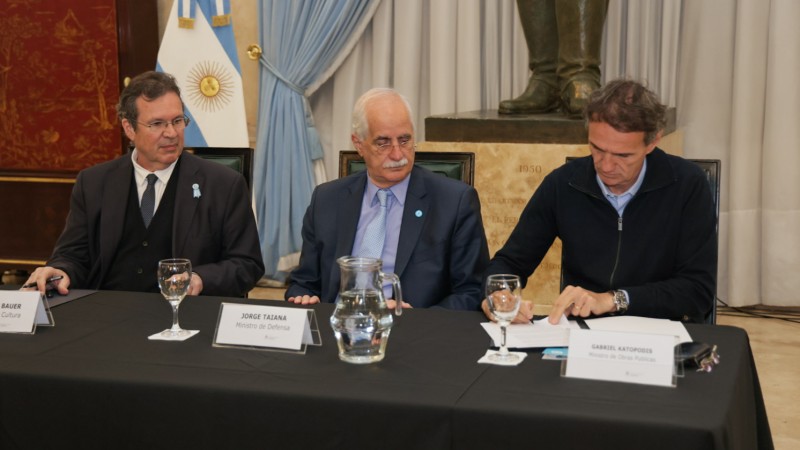 Katopodis, Taiana y Bauer firmaron el convenio del "Programa de Recuperación de Faros"