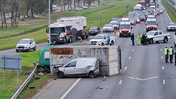 Volcó un camión en la autopista Panamericana, a la altura de Del Viso, y hay dos heridos
