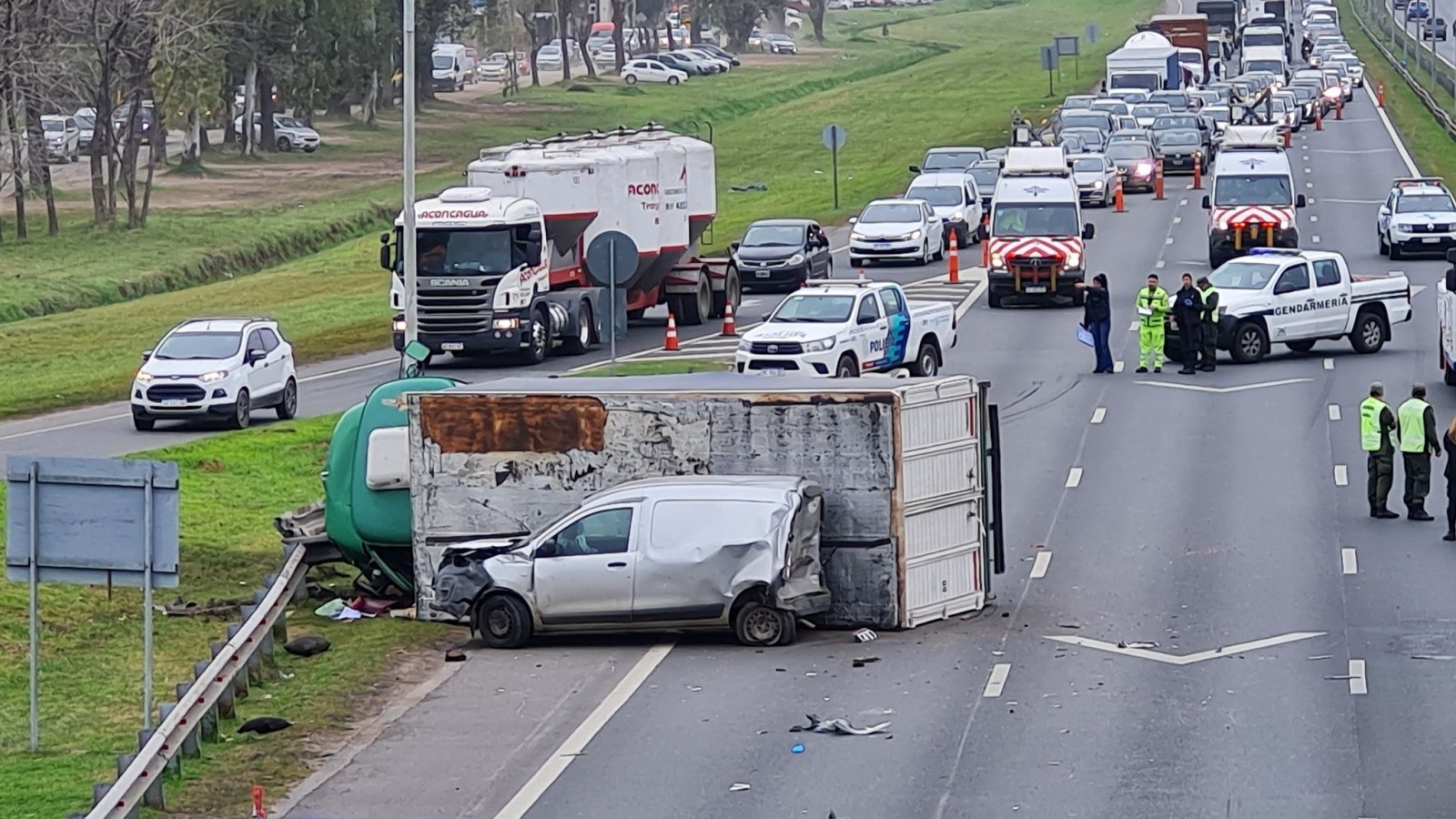 Volcó un camión en la autopista Panamericana, a la altura de Del Viso, y hay dos heridos