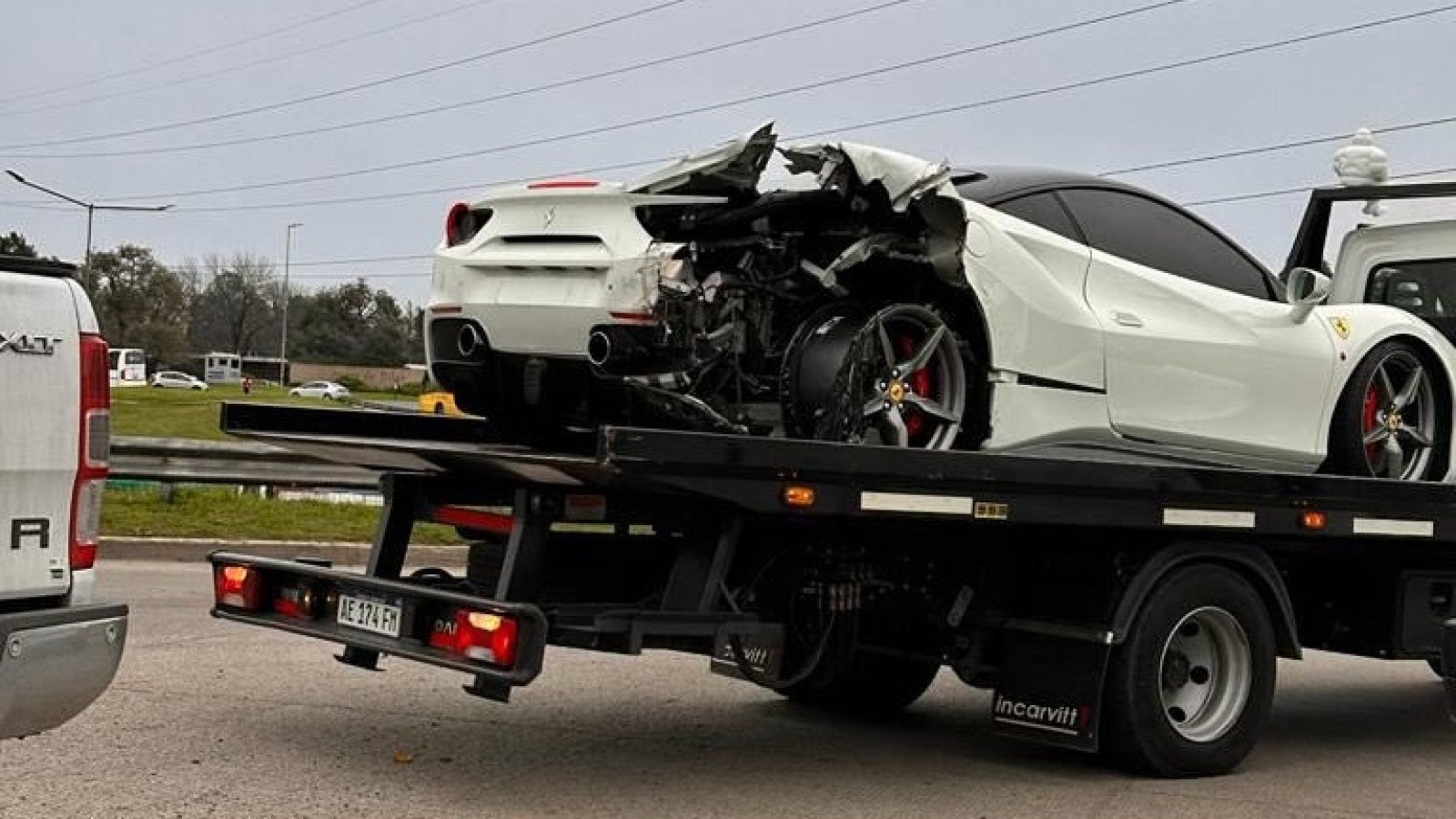 Un automóvil deportivo Ferrari chocó en la calle colectora de Panamericana