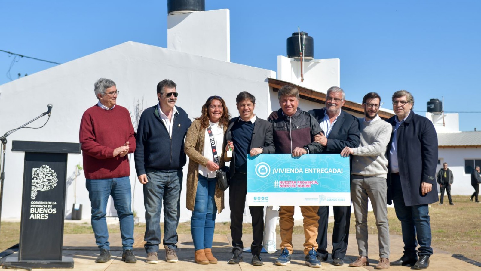 Kicillof entregó 24 viviendas, un jardín maternal y distribuyó computadoras a estudiantes