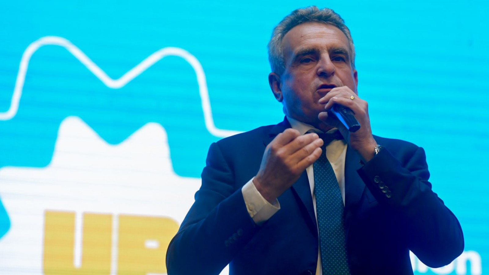 Rossi: "Nos comprometimos a devolver el poder adquisitivo a los salarios y ya lo empezamos a hacer"