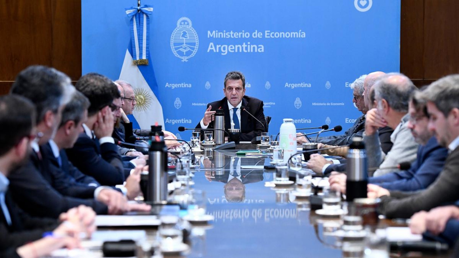 Economía anunció medidas para autónomos con ingresos mensuales inferiores a 15 salarios mínimos