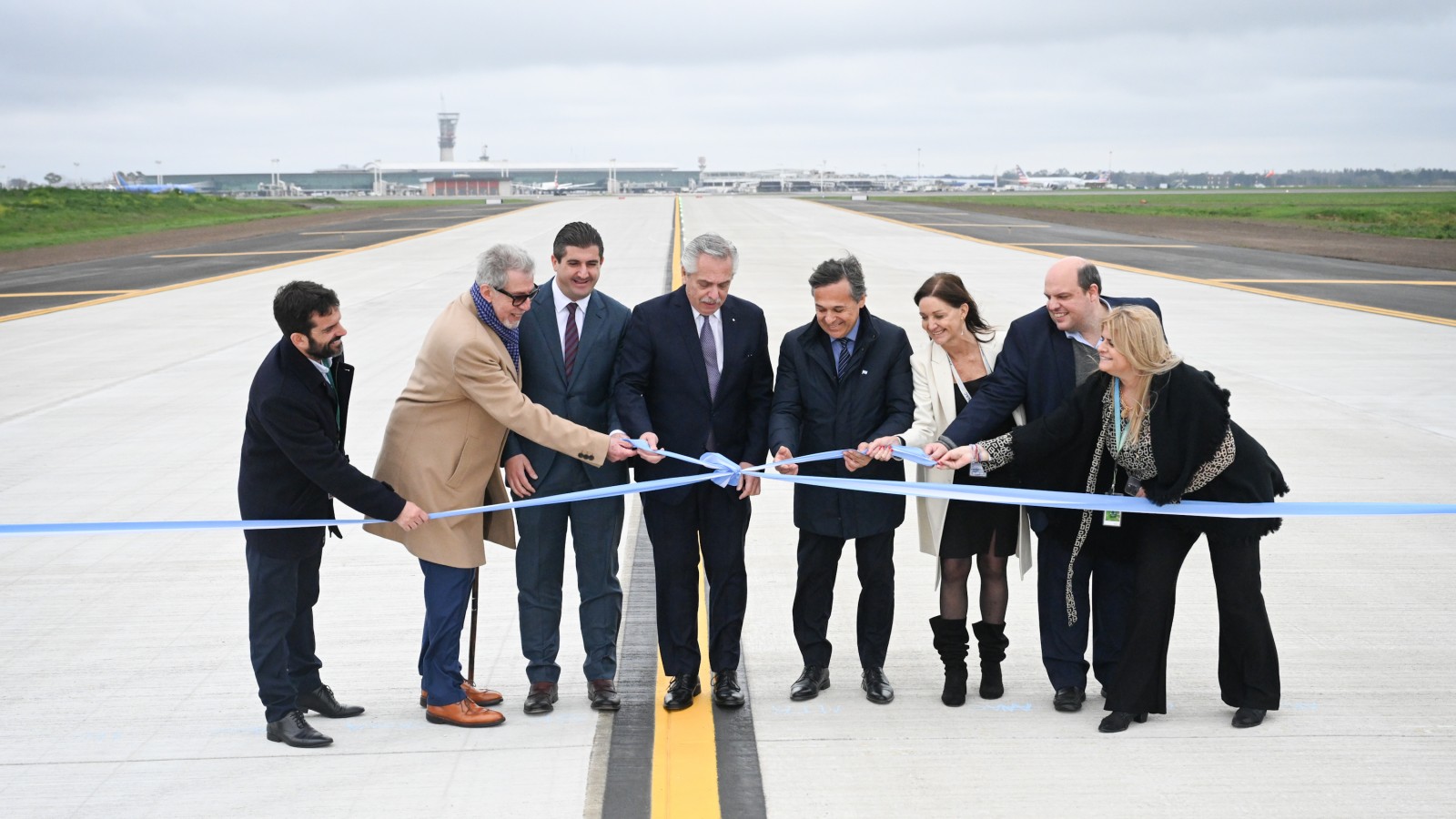 El Presidente inauguró la nueva calle de rodaje en Ezeiza