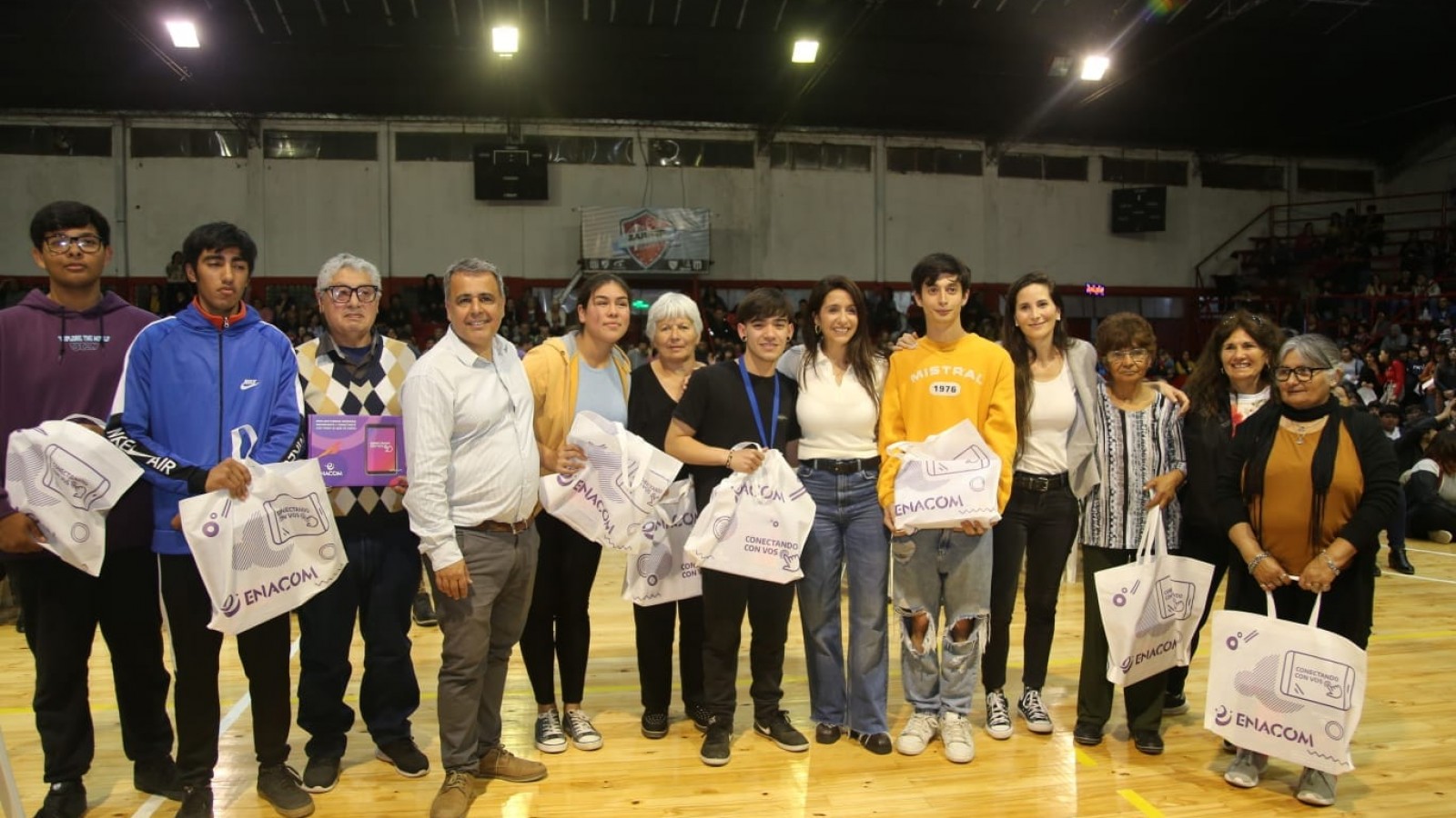 Agustina Propato entregó más de 1.100 tablets a estudiantes y jubilados