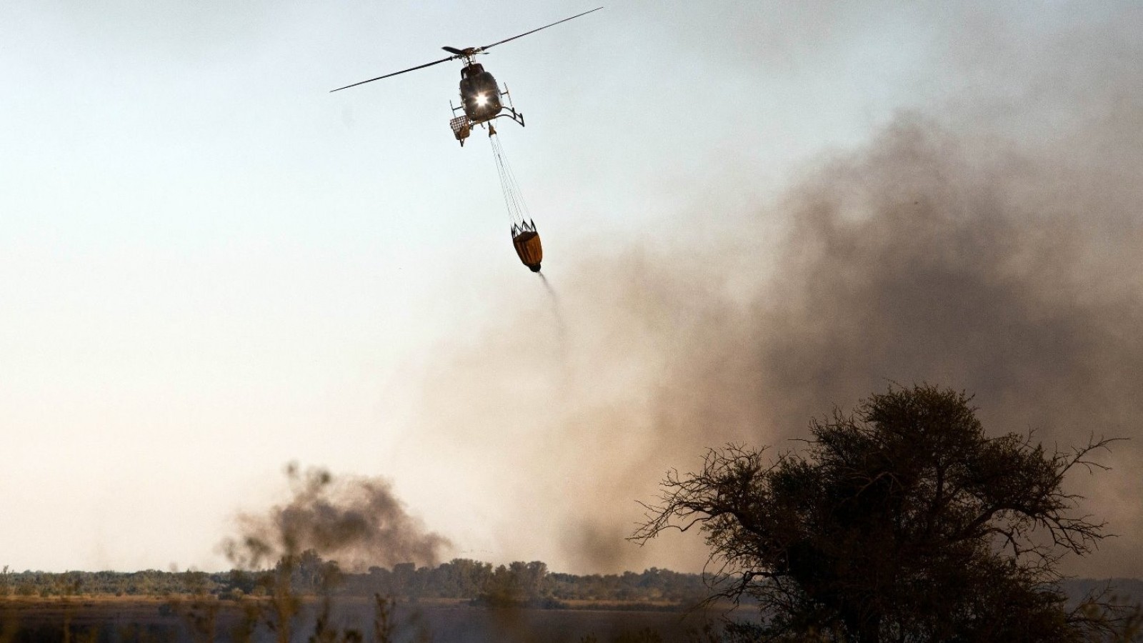 El 80% del incendio en el parque nacional de Campana está controlado, según Defensa Civil