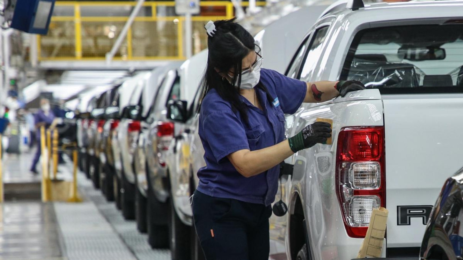 La actividad industrial retrocedió en agosto 3,1% interanual y subió 0,5% respecto a julio