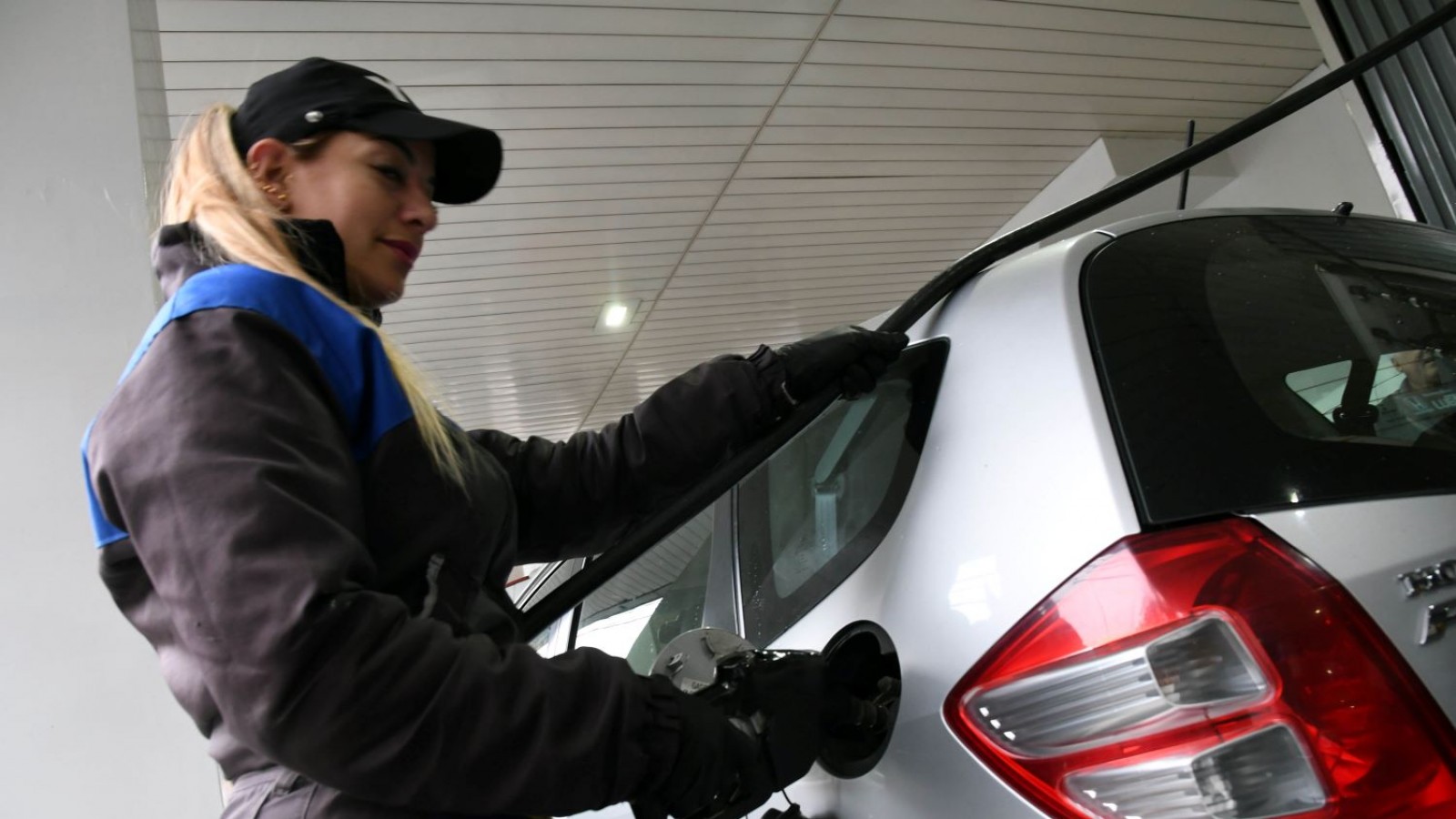 YPF subió 3% precio de los combustibles y achicó brecha con la competencia