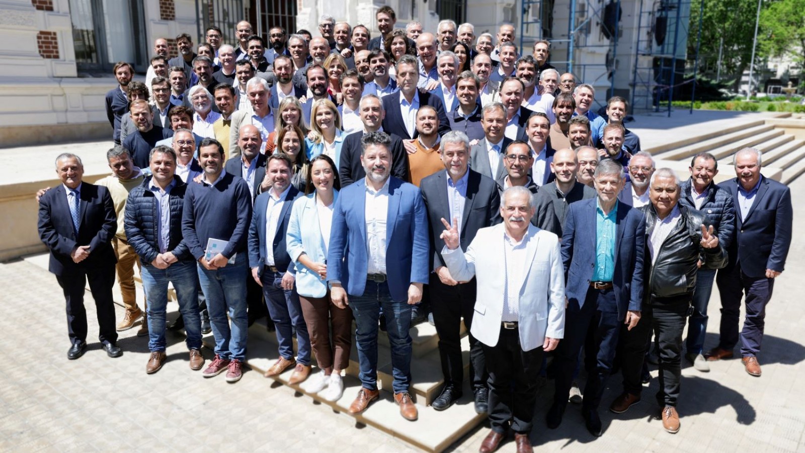 Massa y Kicillof pidieron a intendentes bonaerenses redoblar esfuerzos para ganar el balotaje