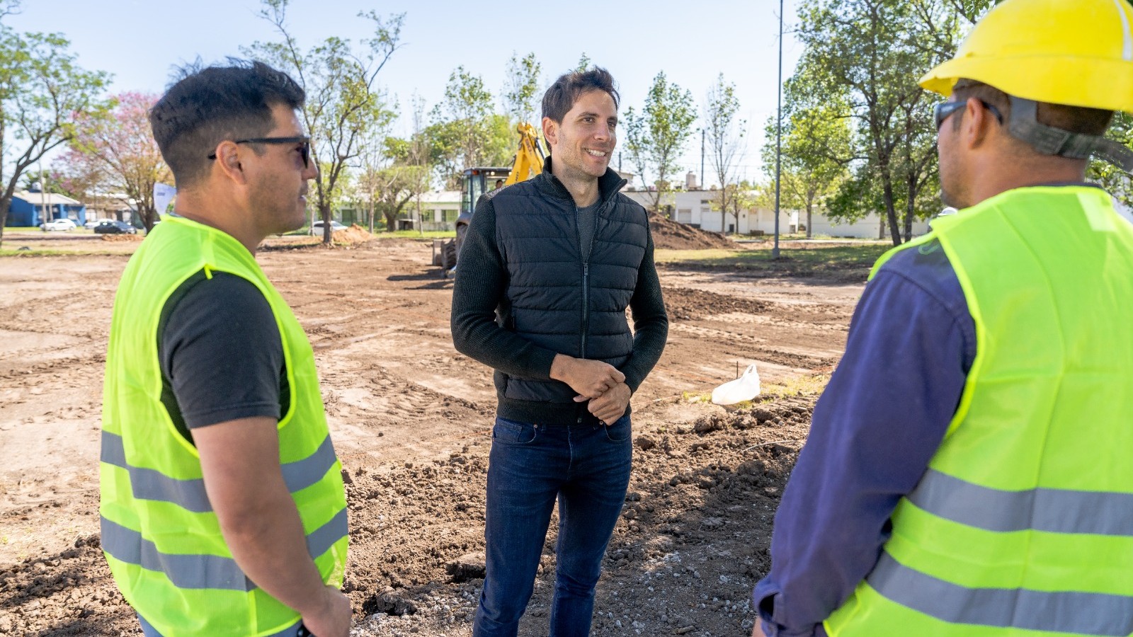 Santiago Passaglia recorrió las obras en la plaza del barrio Lanza