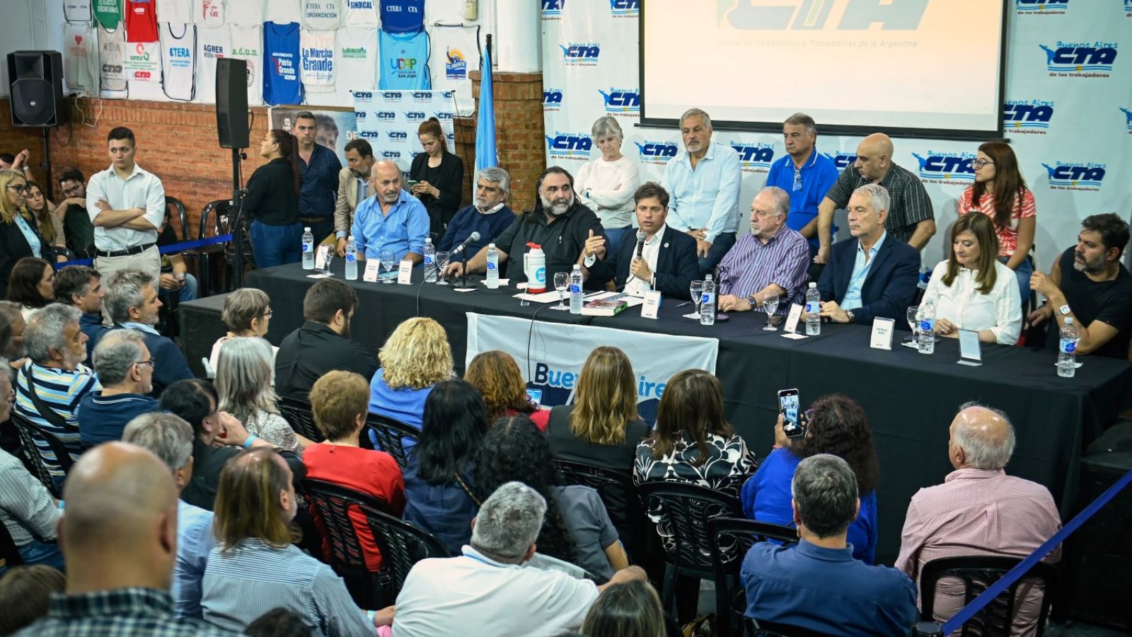 Kicillof: "Lo que está en juego no es solo un modelo económico: la derecha viene por la memoria y los valores más básicos de nuestro pueblo"