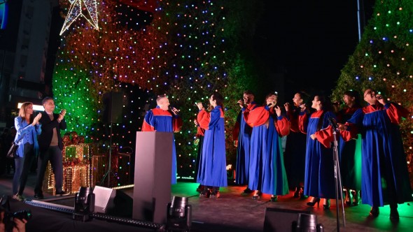 Jorge Macri dio la bienvenida a la Navidad con el encendido de luces en el Obelisco