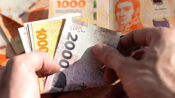 Aunque el 80% de los argentinos busca ahorrar, más de la mitad llega a fin de mes "con lo justo"