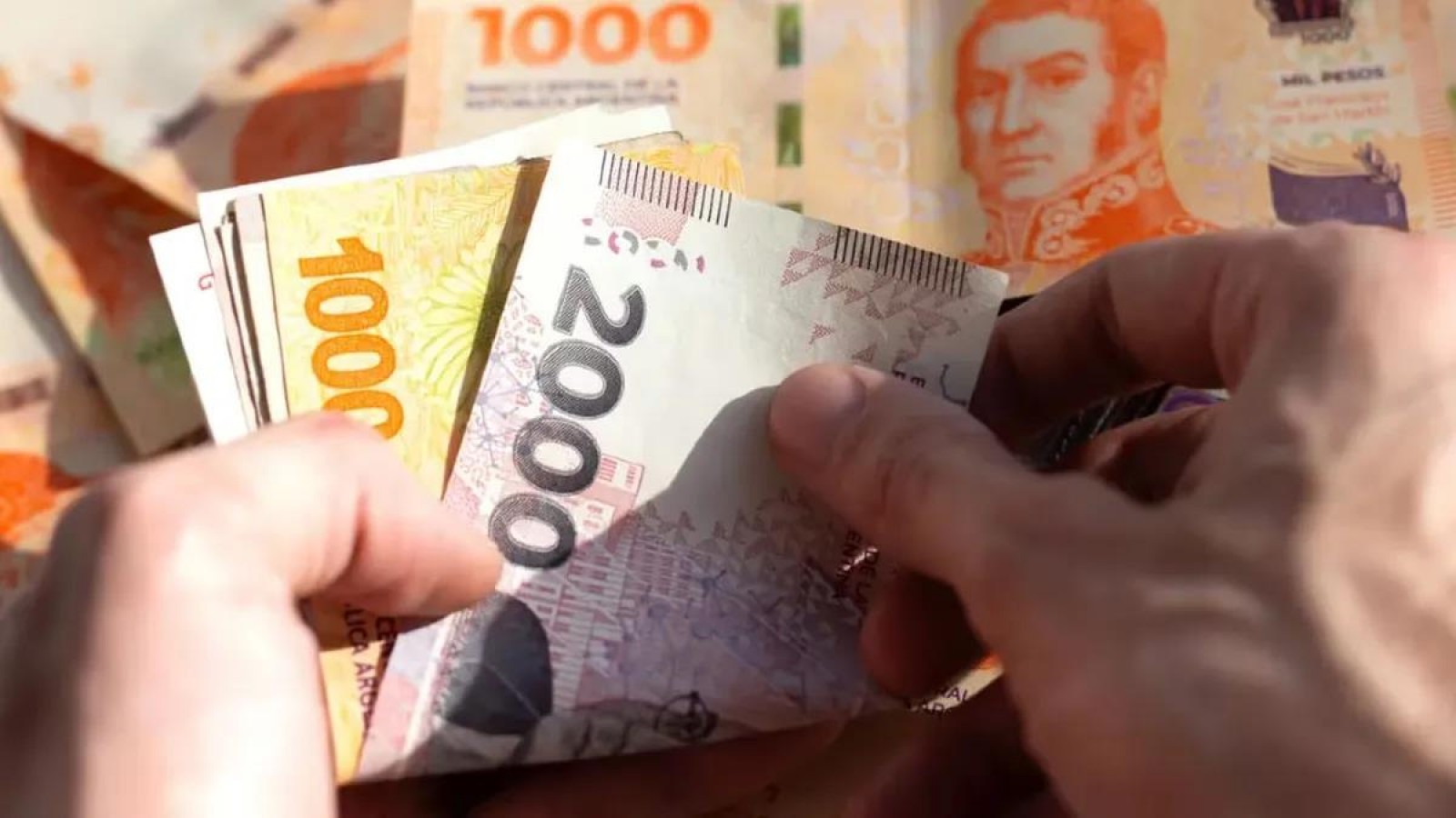 Aunque el 80% de los argentinos busca ahorrar, más de la mitad llega a fin de mes "con lo justo"