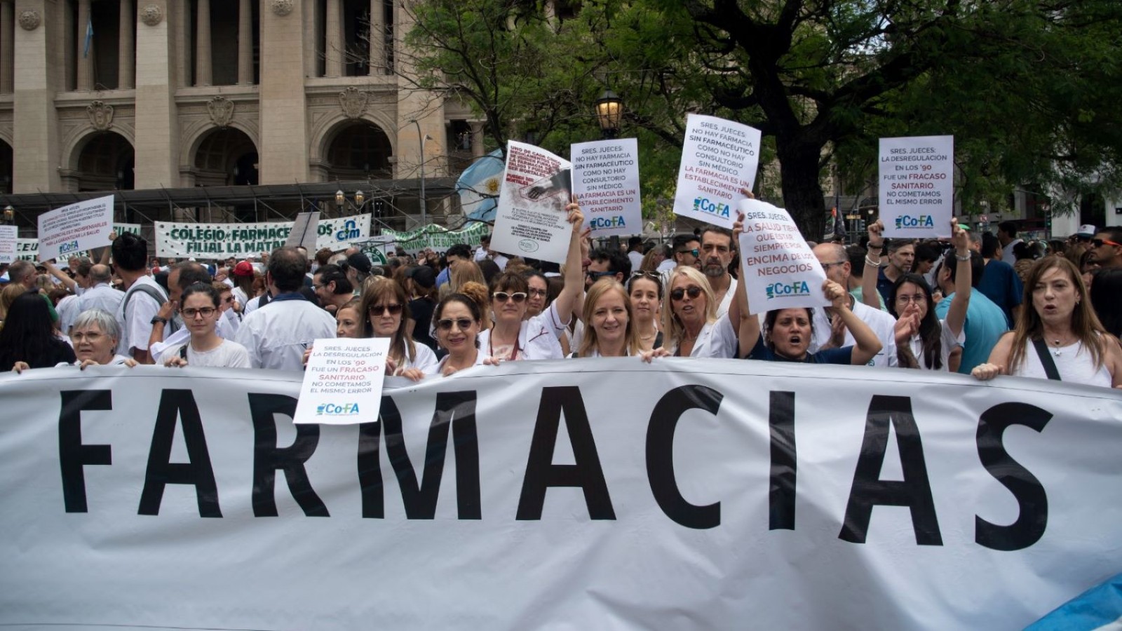 Farmacéuticos marcharon y presentaron un amparo contra la venta de medicamentos en kioscos